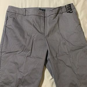 Women’s black and white checkers bermudas